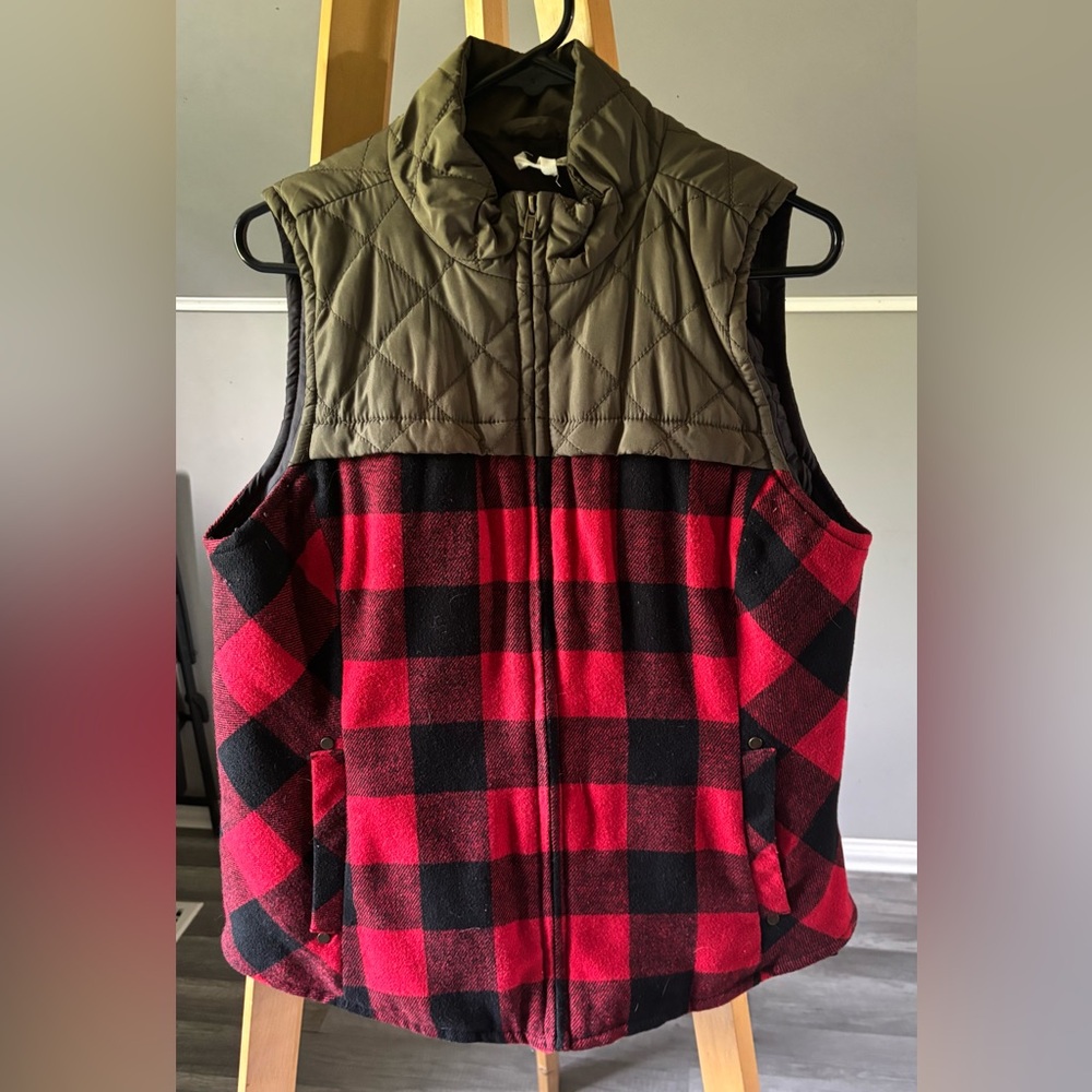 🌻5/$20🌻 Maurices Plaid Vest with Olive Quilted vest